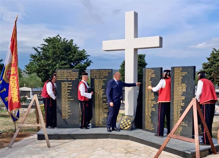 Ministar Medved otkrio spomen-obilježje u Lišanima Ostrovičkim žrtvama iz Domovinskog i Drugoga svjetskog rata