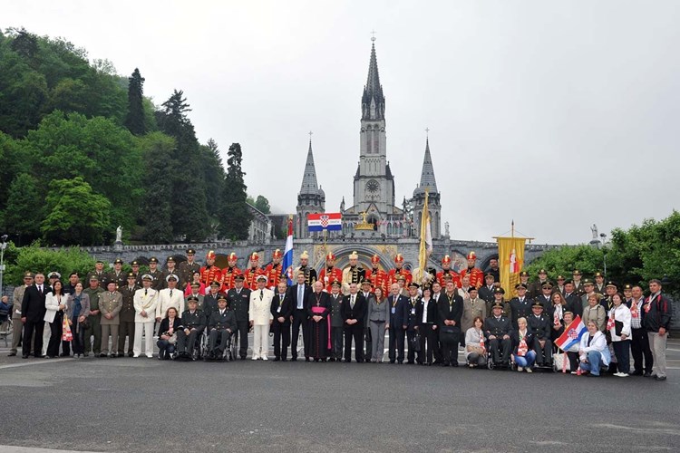 Slika 20. jubilarno hodočašće hrvatske vojske i policije u Lourdes