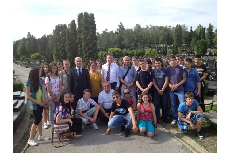 Slika Susret učenika Osnovne škole "Vrgorac" s ministrom Predragom Matićem i posjet Gradskom groblju Mirogoj