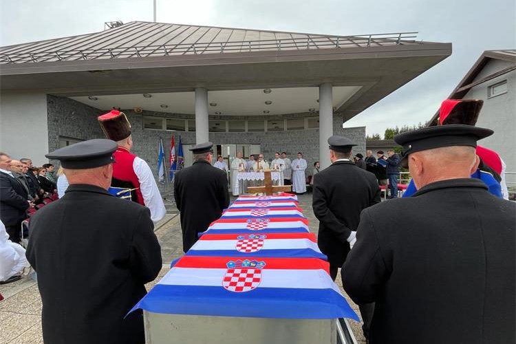 Slika /dokumenti/Nikola/Fotografije - web/Gospić - pokop - 03-04 - naslovna.jpeg
